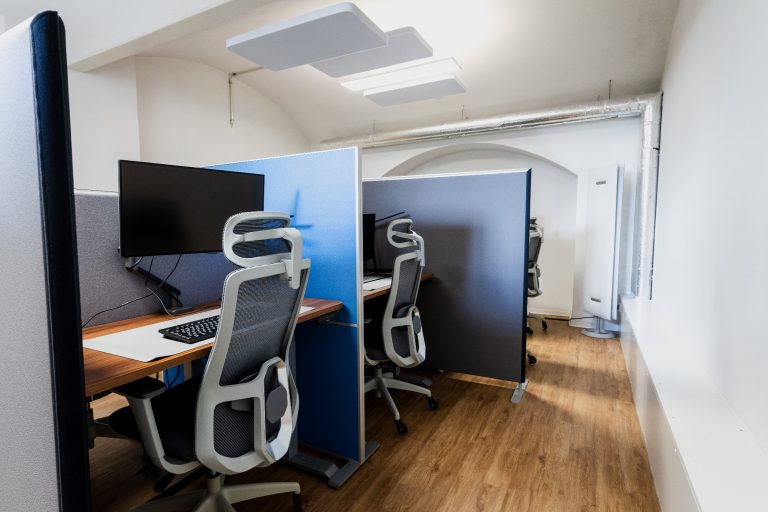 Moderne Arbeitsplätze in Radebeul Moderne Büroumgebung mit Arbeitsplätzen und geteilten Trennwänden.