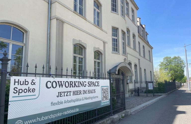 Virtual Office Ansicht eines repräsentativen Hauses mit einem Schild für Coworking-Spaces.